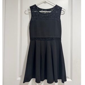 Elegant Black Sleeveless Lace Dress Size S